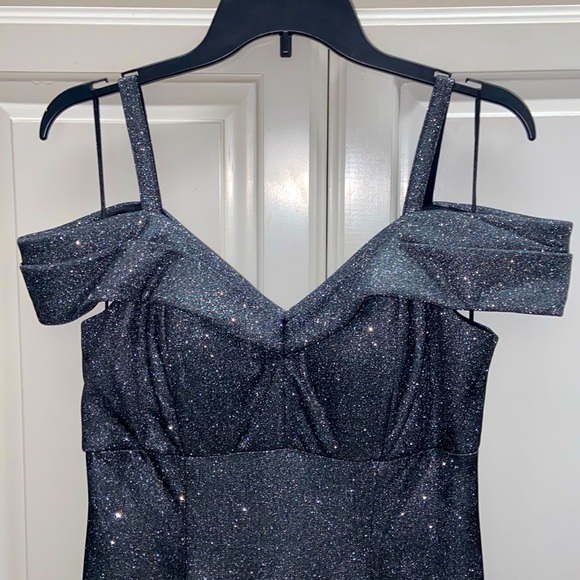 Gorgeous R&M RICHARDS evening gown, size 8. Worn once, in like-new condition. - Picture 2 of 13